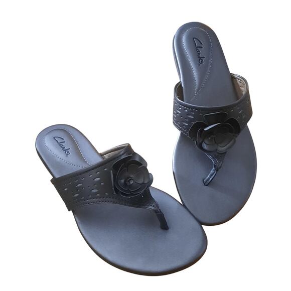 Clarks Qwin Hera Womens Pewter Thong Design Sandals & Flower Accent Size 8.5